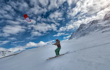 Pessoa fazendo kitesurf