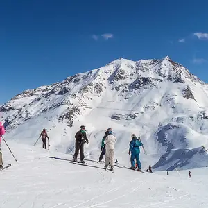 Estação de esqui repleta de turistas.