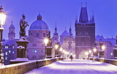 Praga coberta de neve à noite.