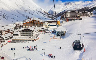 Teleférico passando de um lado a outro em Obergurgl.