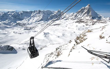 Teleférico descendo na montanha de Cervínia.