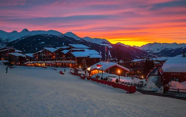 Estação Les Arcs no pôr do sol.