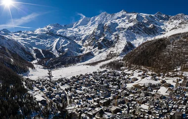 Estação Saas-Fee em dia de sol.