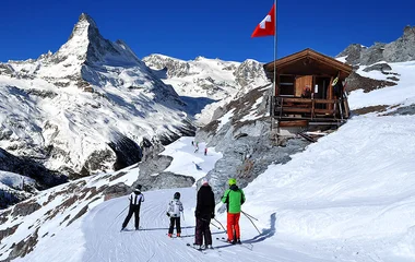 Pessoas esquiando em estação de Zermatt.