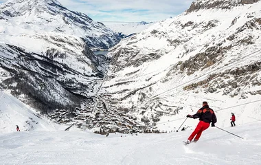 Homem esquiando em Val d'Isère.