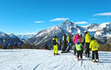 Pistas de esqui nos Alpes italianos ao entardecer.