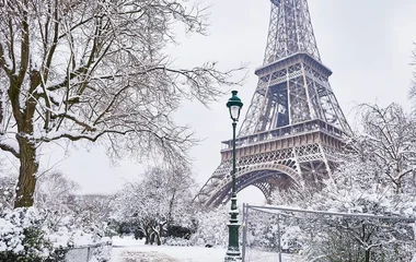 Região da torre Eiffel nevando.