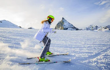 Mulher esquiando em Zermatt.