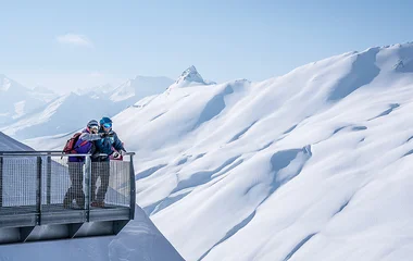 Casal observando a montanha.