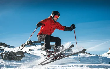 Pessoa saltando com esqui.