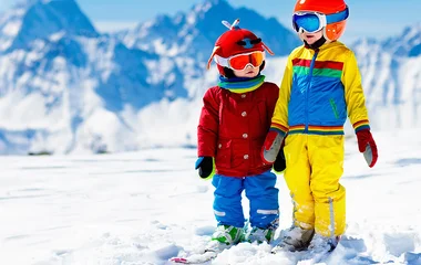 Niños tomados de la mano en la nieve.