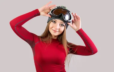 mulher com oculos e camada termica