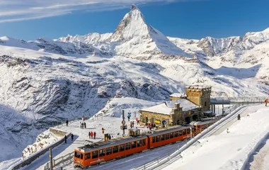 Montanha suíça em dia de sol.