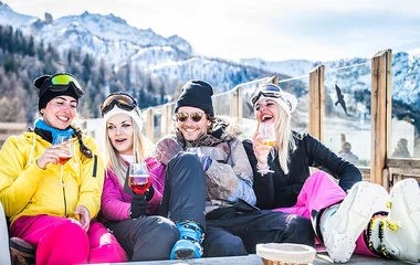 Amigos se divertindo no après-ski.