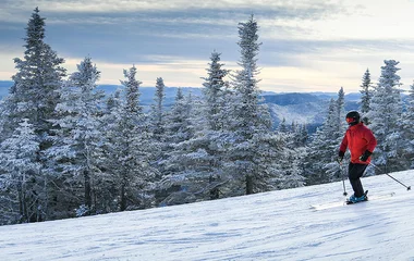 Homem esquiando em Vermont.