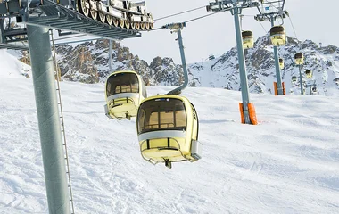 Teleférico na estação de esqui.