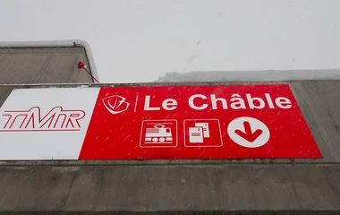 Pessoas andando com raquete na neve.