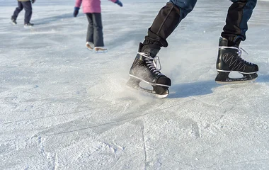 Pessoas andando com raquete na neve.