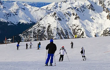 Pessoas esquiando em Alpez dhuez