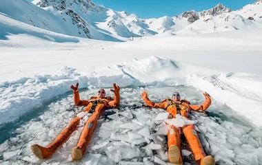 Duas pessoas flutuando no gelo