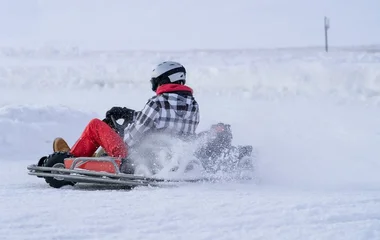 Pessoa fazendo kart na neve.