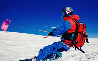 Homem praticando snowkite.