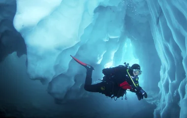 Pessoa mergulhando na neve.