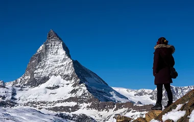 Mulher observando a paisagem.