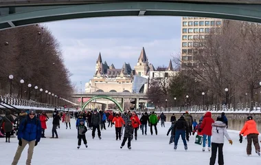 Pessoas patinando em Ottawa.