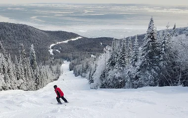 Pessoa esquiando em Le Massif.