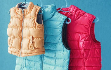 Casacos puffer em diferentes tamanhos e cores.