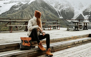 Mulher olhando para a paisagem de inverno.