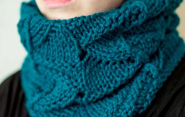 Mulher usando polaina no pescoço