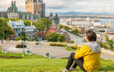 Mulher sentada na grama.