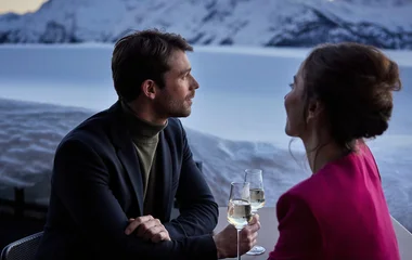 Casal no restaurante do Club Med La Rosiére.