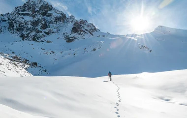 Pessoa caminhando na neve.