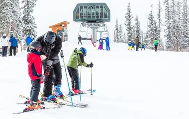 Pai e filho na estação de esqui.