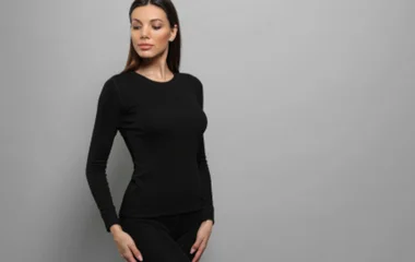 Mulher usando roupas térmicas pretas.