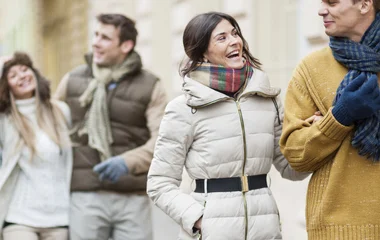 Dois casais caminhando com roupas de neve.