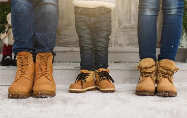 Familia com botas de inverno