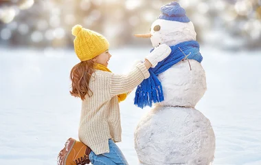 Crianças fazendo boneco de neve