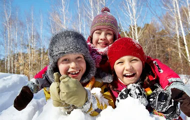 Crianças deitadas na neve