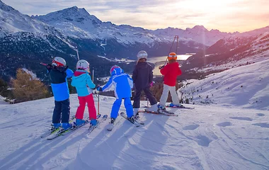 criancas observando a vista nevada