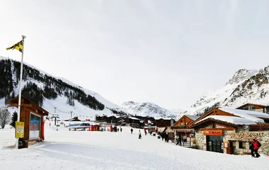 Rua de Val d'Isère com lojas e movimento de turistas