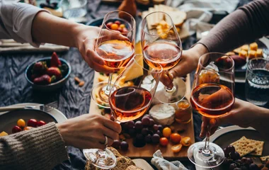 Pessoas brindando na mesa