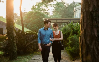 casal caminhando juntos