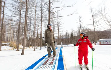 Pai e filho esquiam na neve