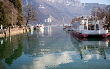Lago na cidade Annecy.