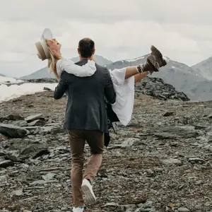 Homem carregando noiva