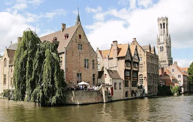 Paisagem de uma construção na fantátisca cidade de Bruges na Bélgica